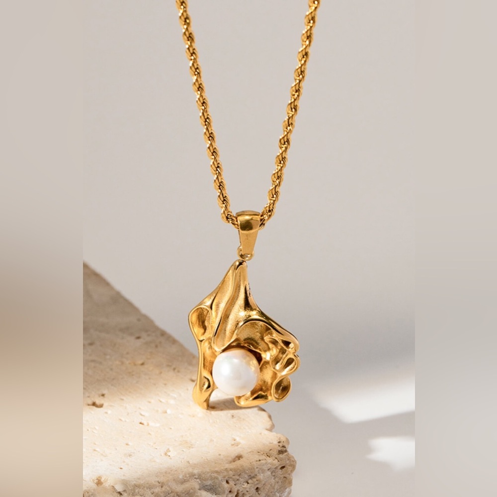 18K Gold Plated Stainless Steel White Pearl Simple Artistic Necklace
